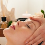 Gesichtsmassage mit Spa-Accessoires